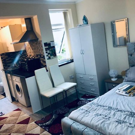 Self-Contained Studio Flat Bathrooms Kitchens Upgrade Locations To City Centre 15 Minutes Walking Distance Nottingham Universities Queen Hospitals City Hospitals Экстерьер фото